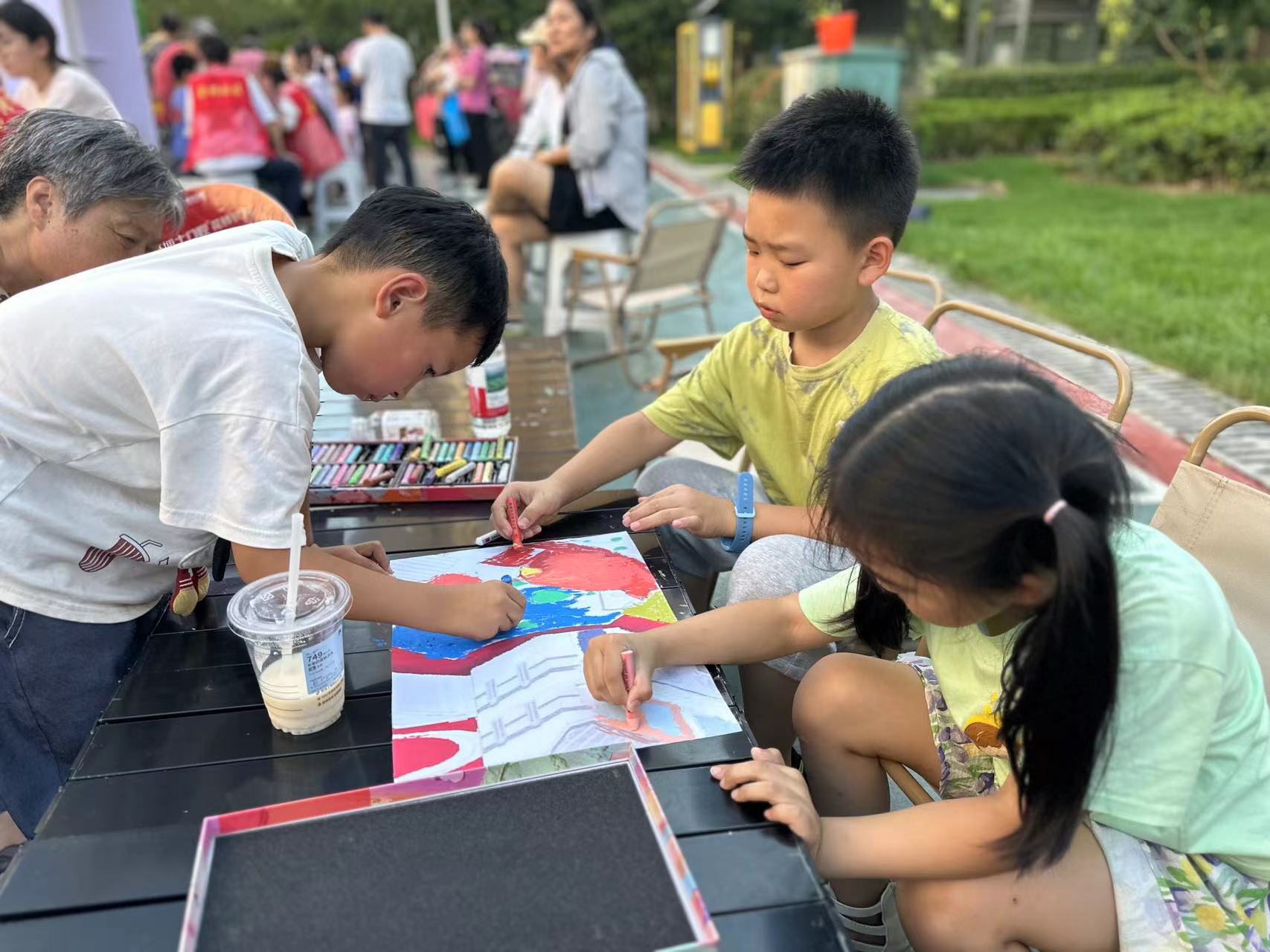 7月1日 景湖社区校外教育浮动鏖战开展“礼赞七一铭党恩 心怀梦想向未来”活动.jpg