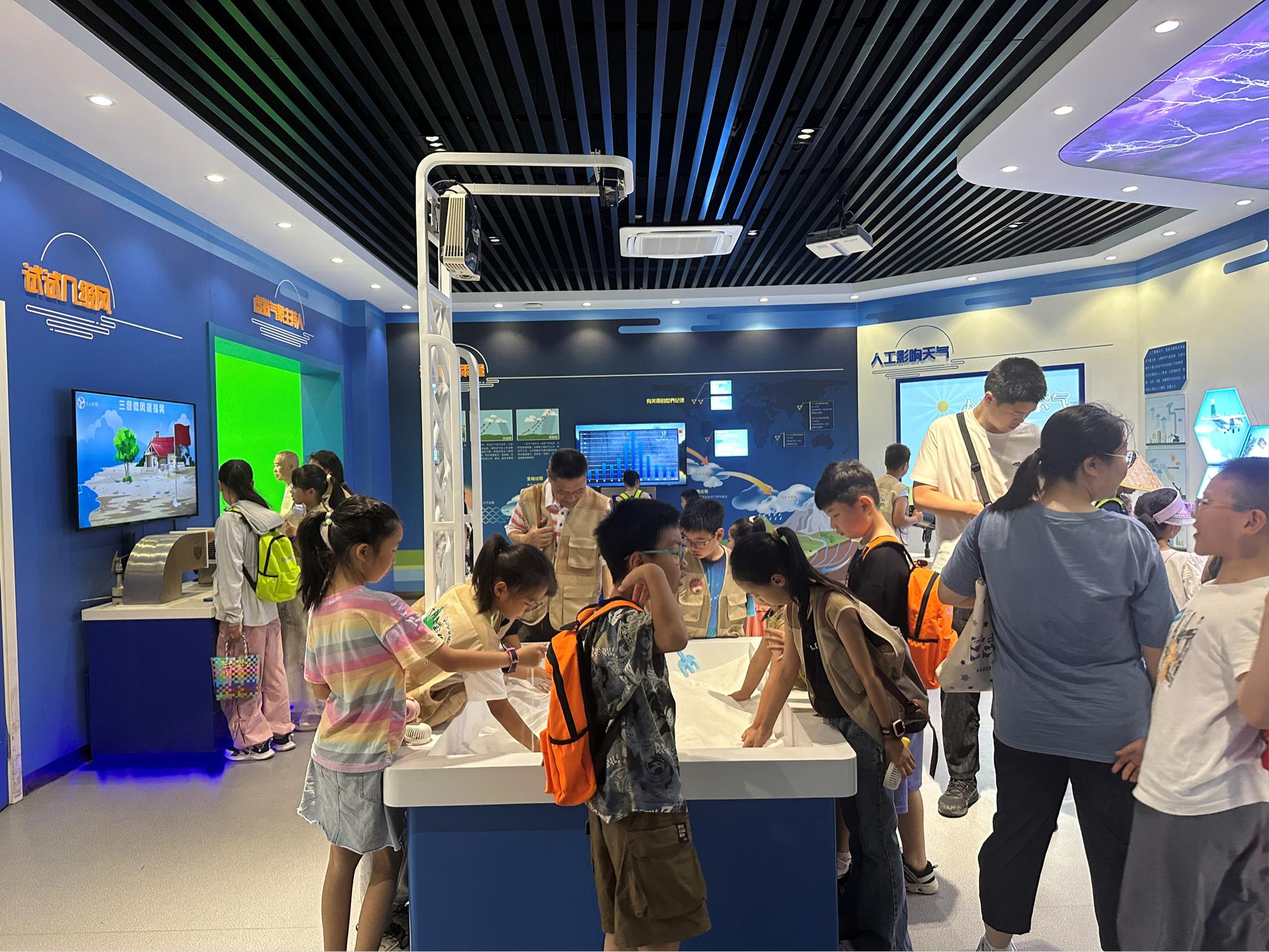 1757920295106464.jpg 松陵街道暑托班组织学生到科技馆开展科技教育.jpg